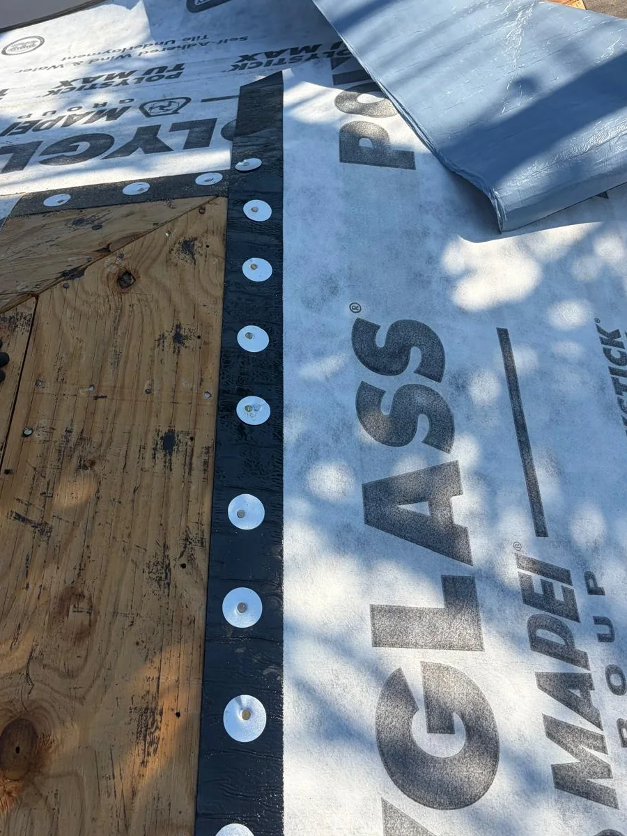 Polyglass Polystick TU MAX release film being removed during direct-to-deck installation in Miramar